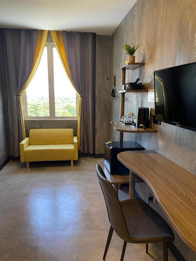 Sri Indar Hotel & Suites パリト・ブンター エクステリア 写真