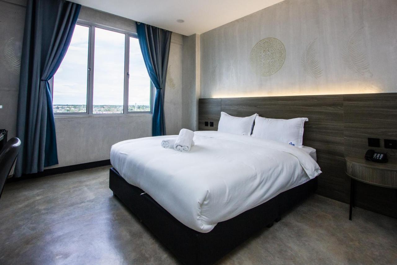 Sri Indar Hotel & Suites パリト・ブンター エクステリア 写真